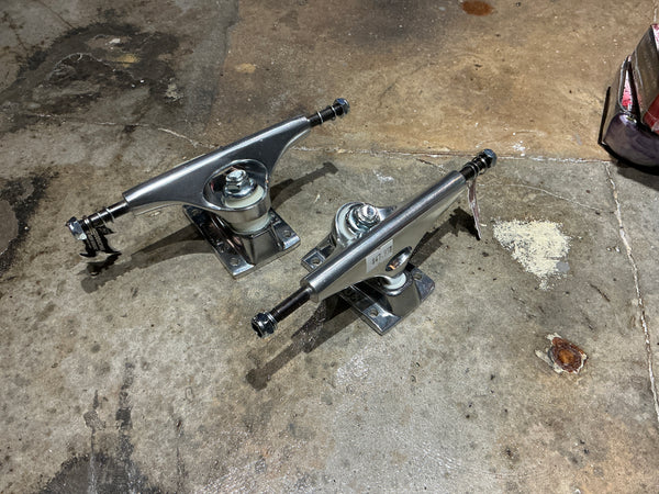 Krux 7.6 standard silver polished trucks pair