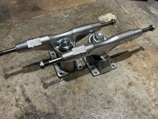 Gullwing pro 111 9.0 truck silver pair